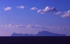 55-Capri vista da Napoli,8 dicembre 2003